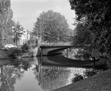 856148 Gezicht op de Herenbrug over de Stadsbuitengracht te Utrecht.